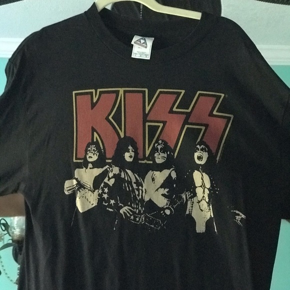 Allstyle Apparel and Activewear Other - Vintage KISS “Love Gun” long-sleeved tee!